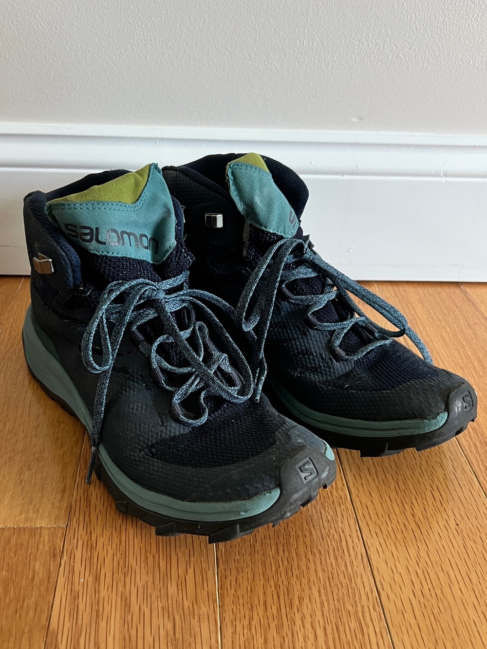 Salomon Outline GTX Mid Trail Boots